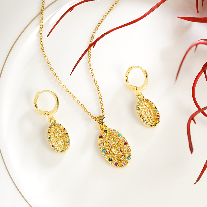 El nicho de Shajin de Vietnam creó el collar de la Virgen con incrustaciones de colores al estilo de la corte