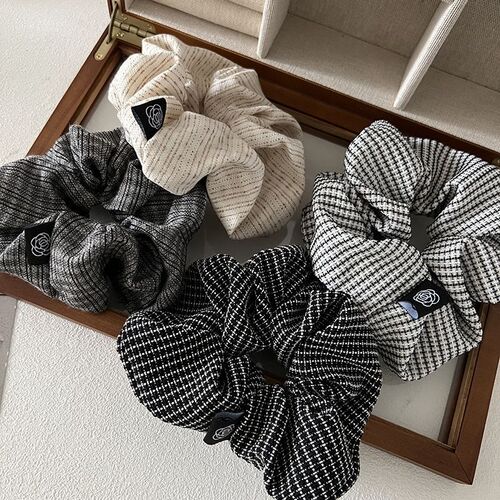 Autumn and winter French elegant large intestine hair tie with temperament plaid pleated headband tied in a ponytail at the back of the head with floral hair accessories
