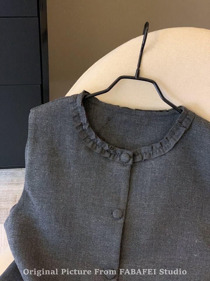 Áo gile nữ không tay cổ tròn viền bèo nhún phối cúc, dáng cardigan dài 50–65 cm — màu xám chi tiết 2