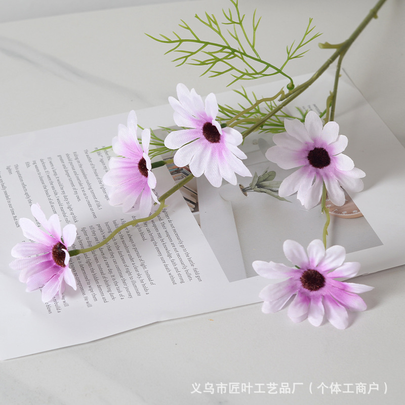 밝은 보라색