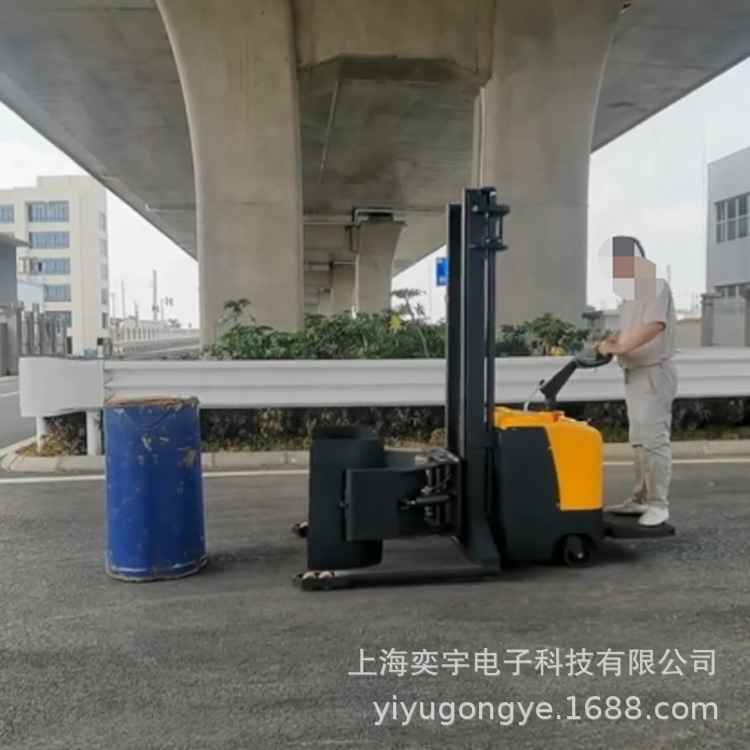 加长型智能旋转长条布卷软抱夹叉车全电动纸卷纱辊翻转堆垛夹抱机