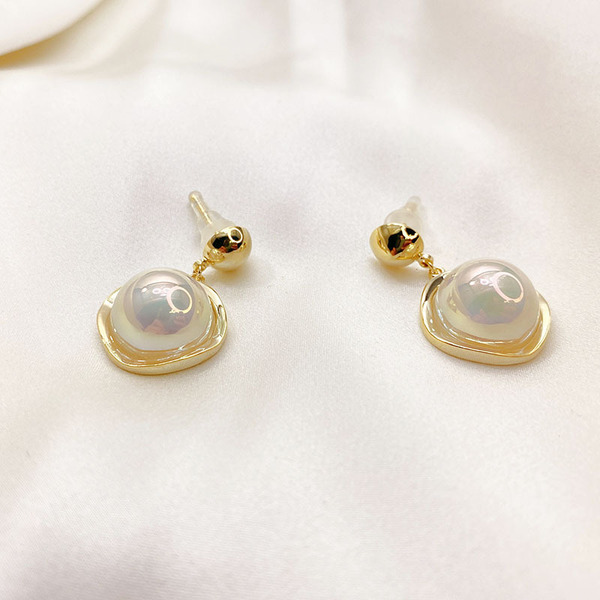 Brand fresh golden fashionable earrings