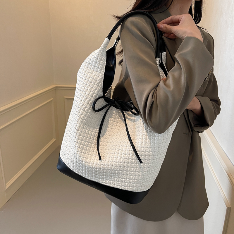 Bolsa de brazo coreana para mujeres 2024 nueva bolsa de hombro de gran capacidad versátil otoño y invierno bolsa de viaje super caliente