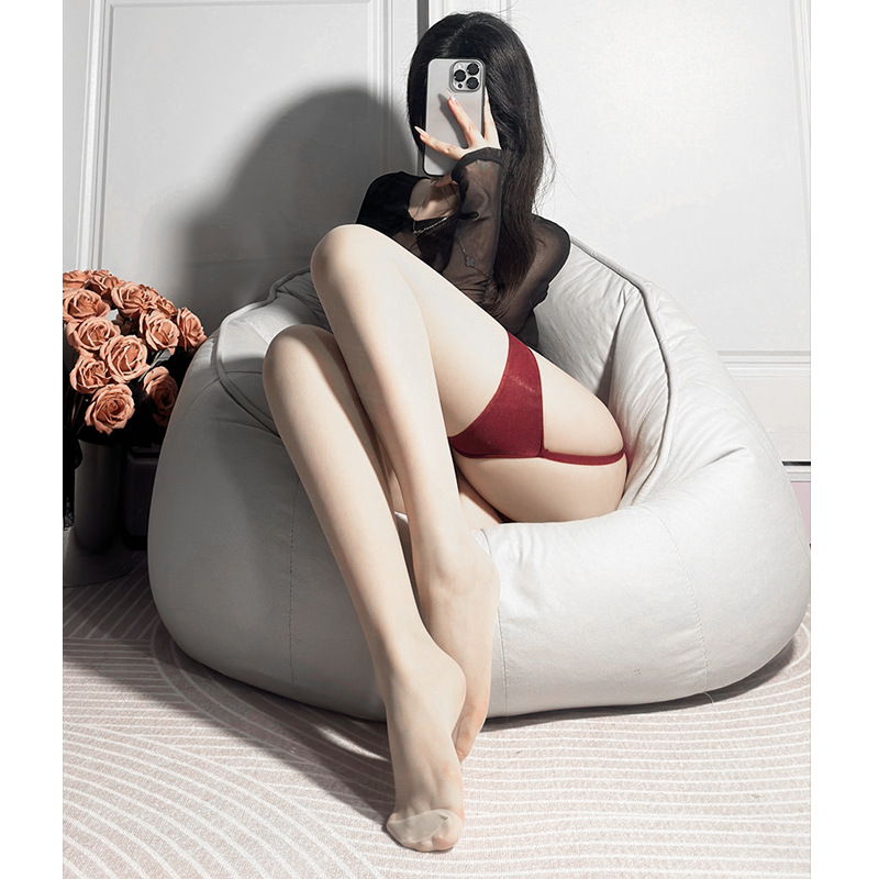 セクシーギャルのストラップのストッキングの赤い縁の一体の靴下の超薄い黒い糸の靴下は色の赤い辺の情緒の純粋な欲求の膝の靴下にぶつかります。