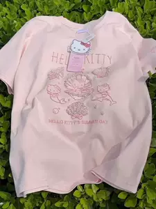 เสื้อยืดคอกลมแขนสั้น ลาย Hello Kitty ปักมุก สีชมพู