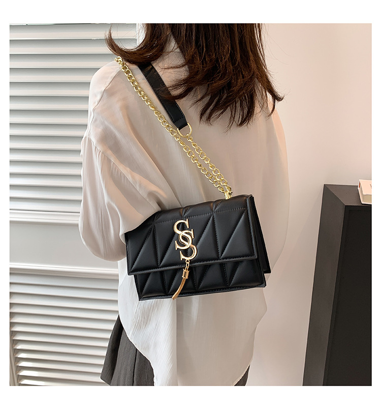 Women's Medium Spring&summer Pu Leather Solid Color Streetwear Square Magnetic Buckle Shoulder Bag display picture 2