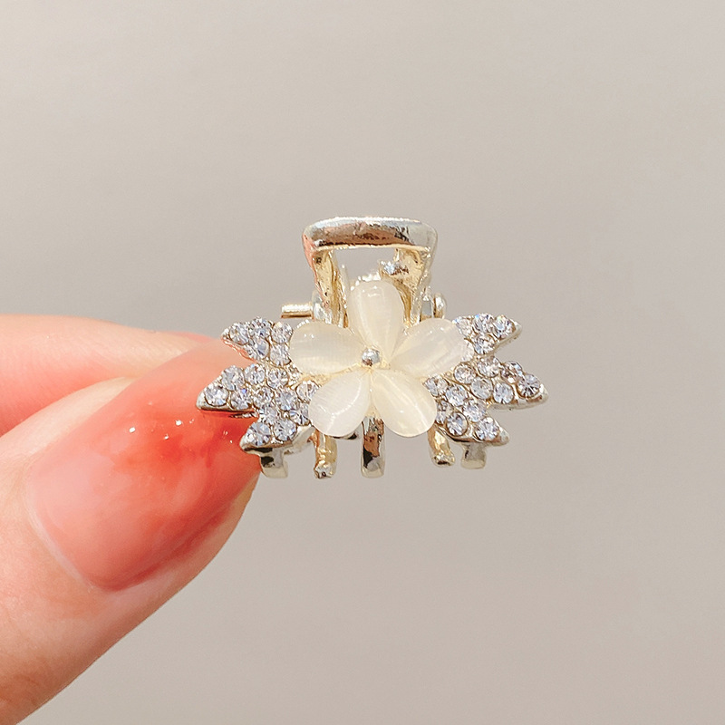 Exquisito clip pequeño clip de flequillo lateral de diamantes de imitación de perlas femeninas nuevo mini clip de tiburón de medio lazo horquilla tocado