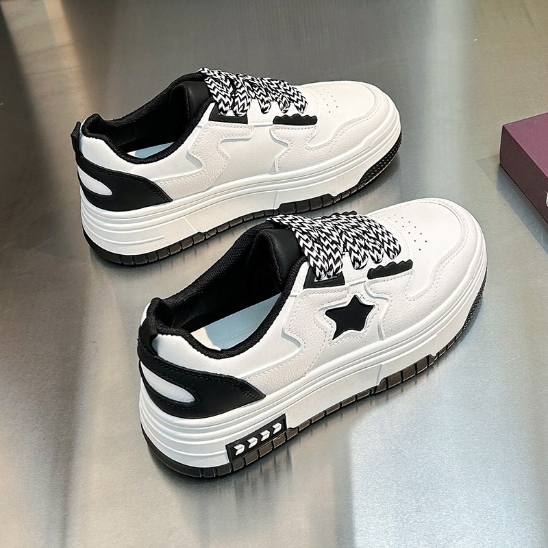 Petites chaussures blanches pour femmes, chaussures de planche à semelle épaisse, décontractées et respirantes, polyvalentes, coréennes, nouvelle collection printemps 2024_voghion.com
