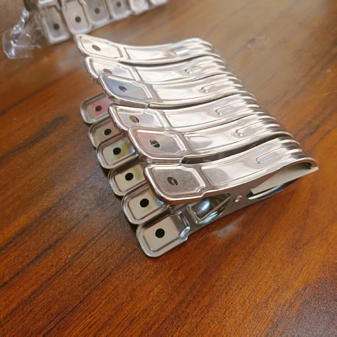 Hogar 6 piezas de acero clip de edredón clip a prueba de viento clip abierto grande ropa de secado fresco edredón pantalones calcetines clip