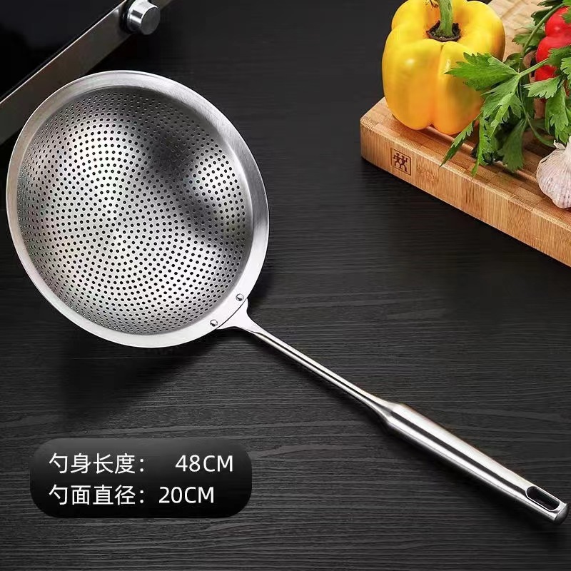 Acero inoxidable gran cuchara de cocina de grado alimenticio frio setos de madera de mango largo boltón de fideos de pesca cuchara de perforación de malla cerrada cuchara de fideos resistente a alta temperatura