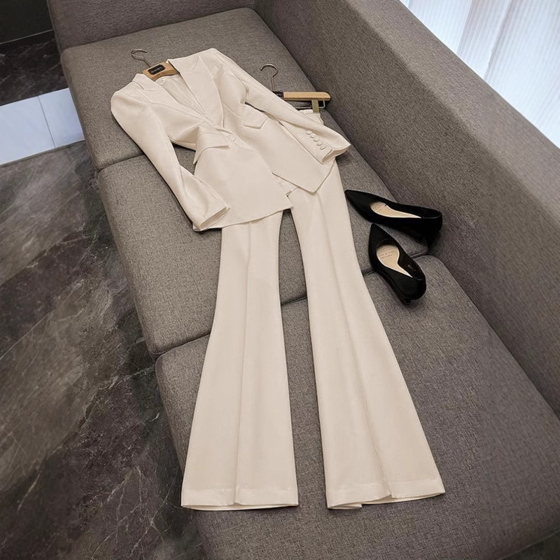 Dammekleeder Professionellt Kostüm Moud Een-Knäppchen Stoffknäppchen Mëttellaangen Kostüm Ausgeklappt Hosen Moudenkostüm Zweedeelegen Kostüm_voghion.com