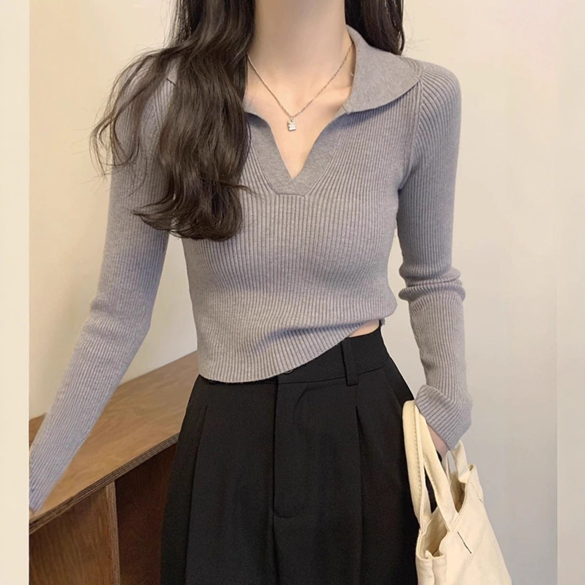 French-Style Niche Slim-Fit V-Neck Knitted Polo Shirt for Women, Autumn and Winter Short Base Sweater Top