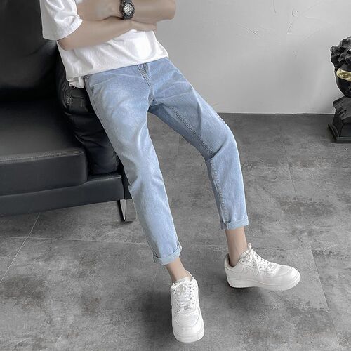 Summer lightweight light-colored cropped denim pants, loose-fit men's trendy brand-style Korean-style slim-fit skinny pants with a cool, edgy vibe.
