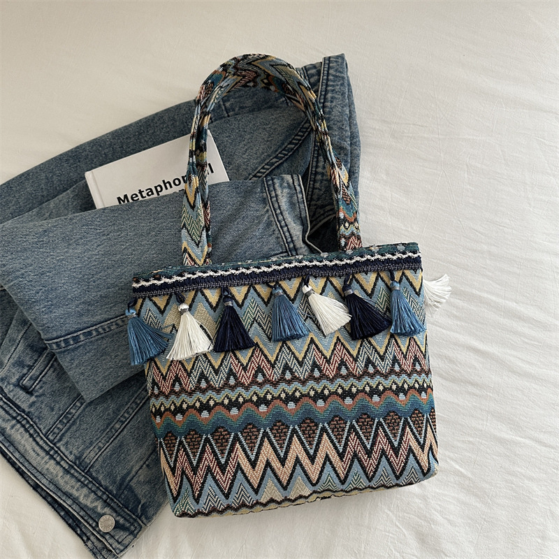 Texturas transfronterizas de moda bolso de hombro, bolso de estilo nacional, estilo de hombro bajo la axila, diseño de gran capacidad de bordas, mochila image 4