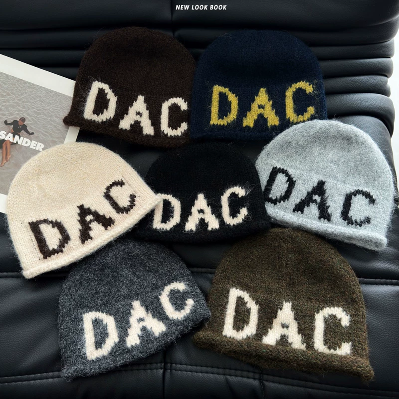 Вязаная шапка с буквами DAC и отворотом утеплённая