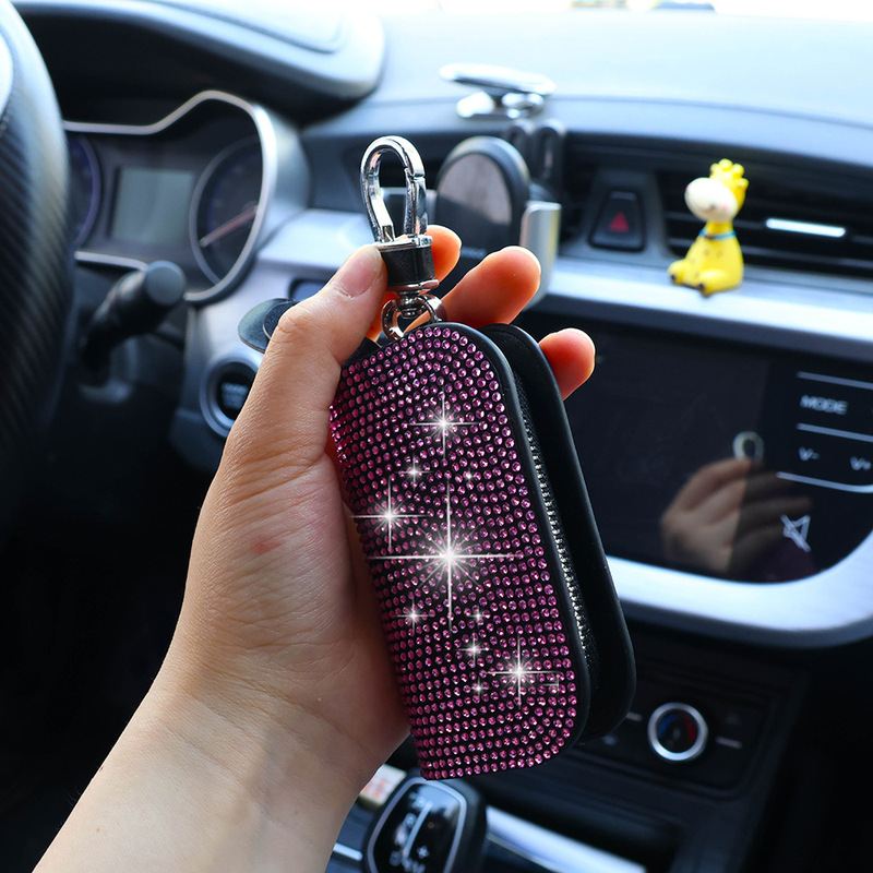 国境を越えた自動車にドリルを入れた車の車載キーバッグにドリルを入れたキーホルダー保護カバーが共通している|undefined