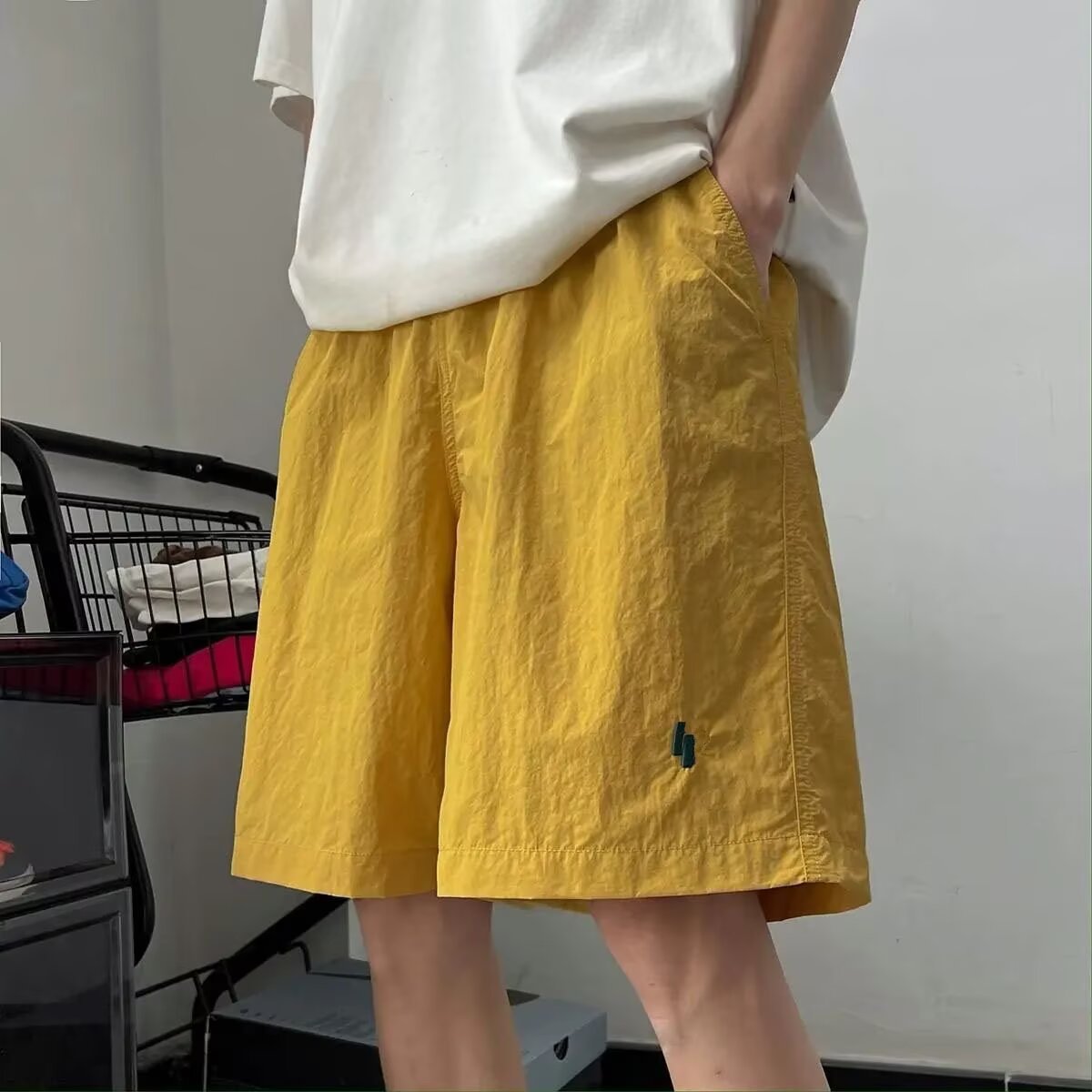 Camisas menos ropa verano nuevos pantalones cortos estadounidenses marca de moda para hombres estilo delgado sentido del diseño nicho holgado pantalones deportivos de gran tamaño