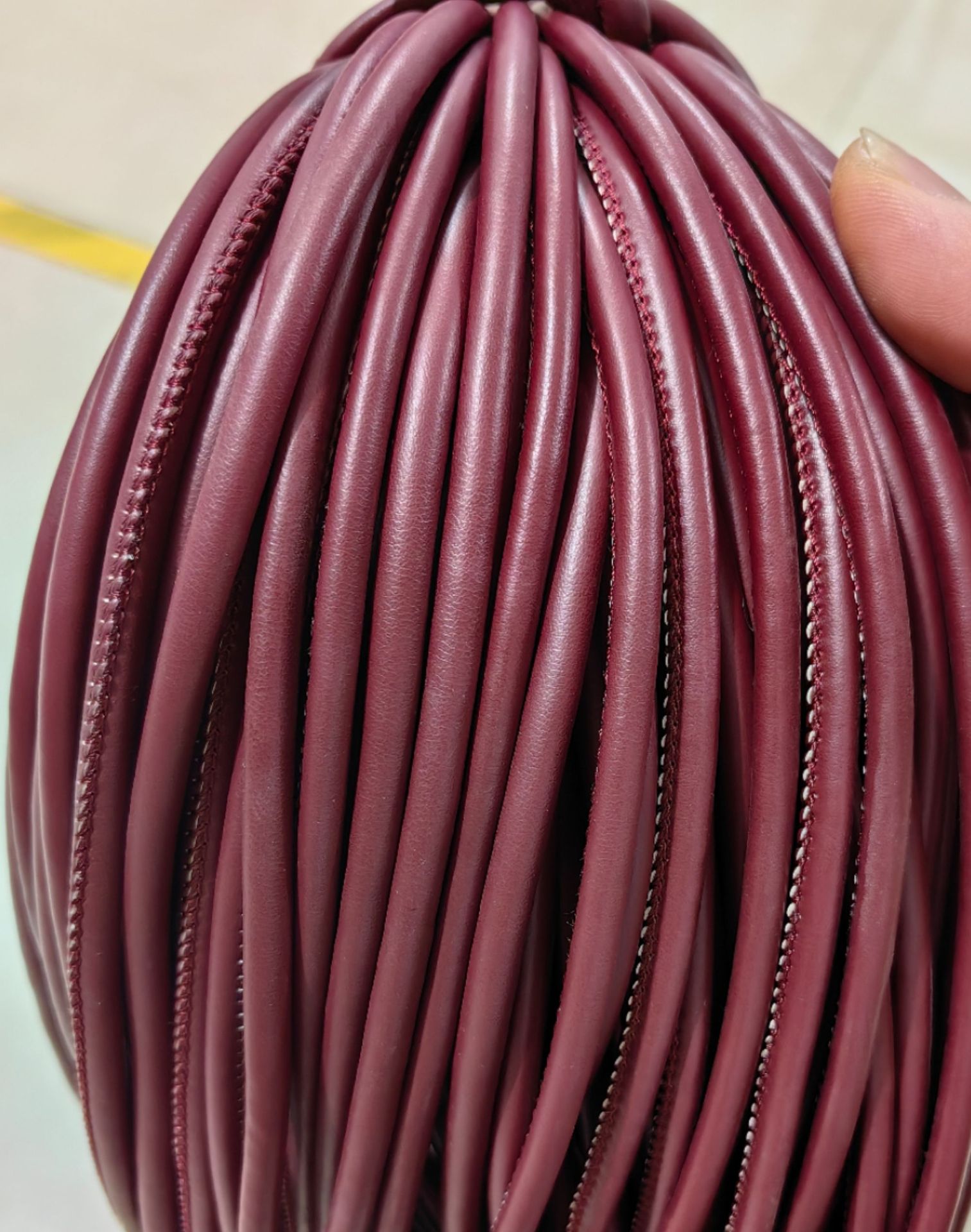 Coser de coche hecho a mano, relleno de núcleo, accesorios de ropa, cuerda de cuero pu, accesorios de joyería, cuerda redonda, pulsera de color al por mayor, cuerda