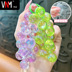 新商品のアクリルの小さい清新なブドウのチェーンの鍵はかわいいカップルのカバンのペンダントの女性の創意の自動車のキーチェーンを掛けます。