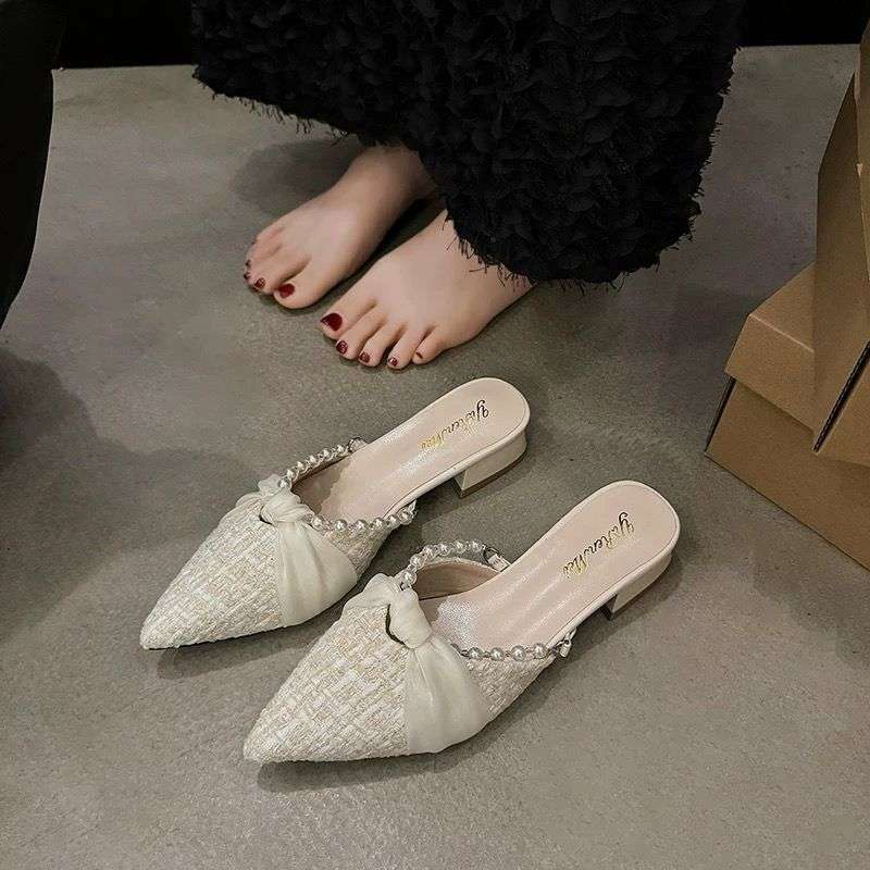 Xiaoxiangfeng Baotou ハーフスリッパ女性の夏アウター 2025 新しいパール厚いヒールミュールポインテッドトゥミッドヒールサンダル|undefined