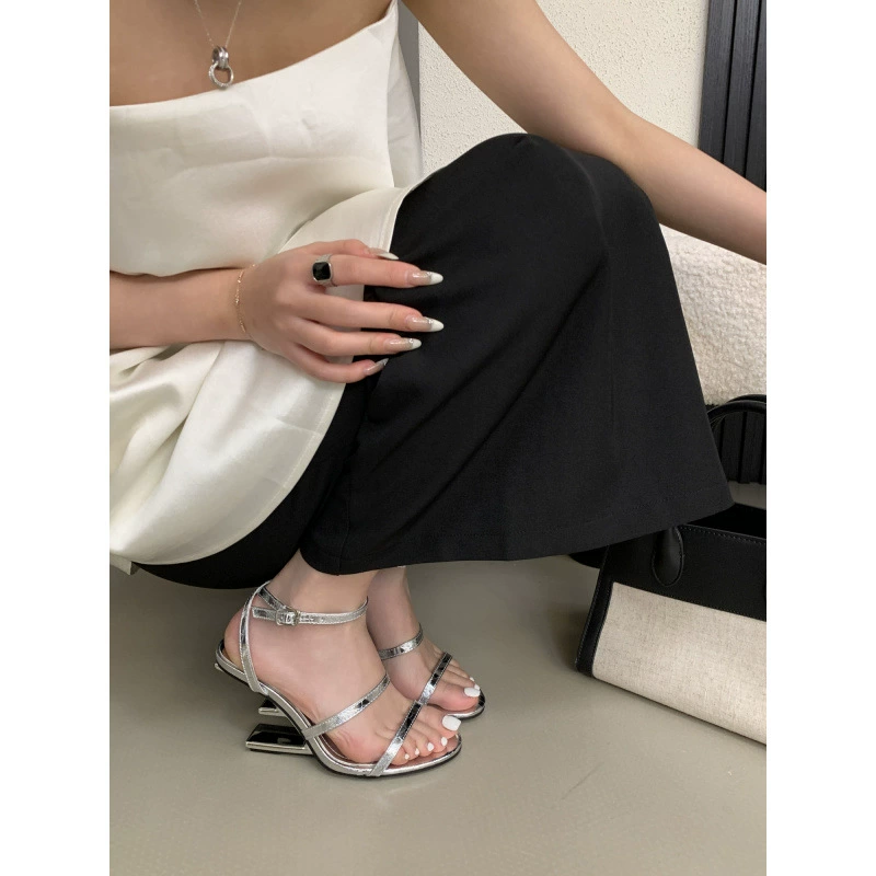 Модные новые сандалии с тонкими ремешками 2025 летняя мода на каблуках