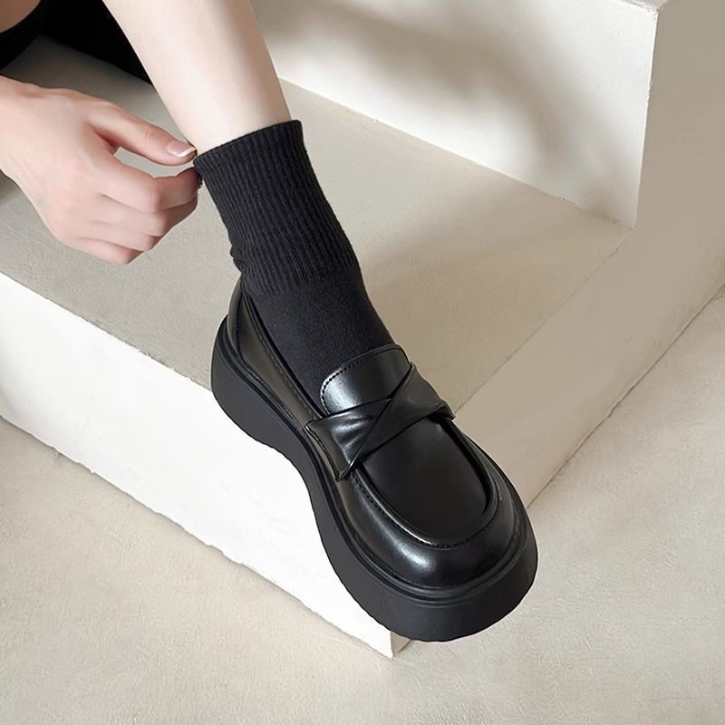 2026 primavera y verano nueva falda universitaria estudiantes de estilo británico Lefour zapatos retro suela gruesa altura zapatos de cuero pequeñas mujeres