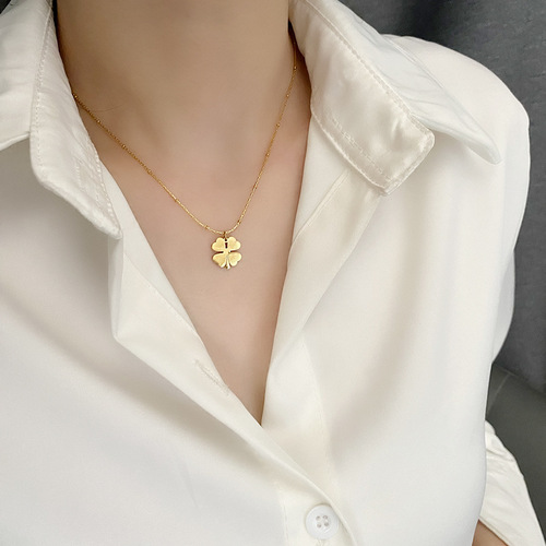 Uxigene Titanium Steel Non-Fading Lucky Grass Necklace for Women, Light Luxury, Unconventional Design, High-End, Ginkgo Leaf Clavicle Chain