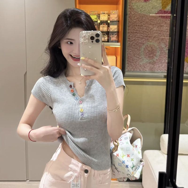 カラフルなボタン V ネックセーター半袖レディース Tシャツ 2025 夏の新スリムショートセータートップ|undefined