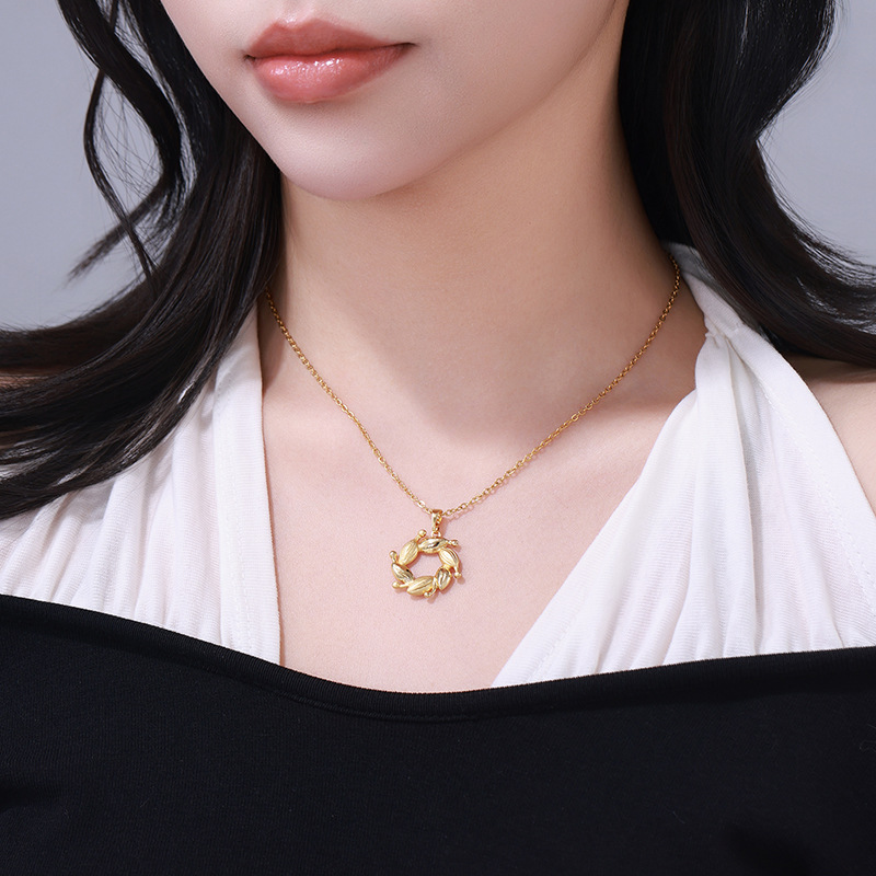 Xuping estilo ligero de lujo nicho de diseño de guirnaldas huecadas colgante simple de alto nivel de imitación de oro collares al por mayor