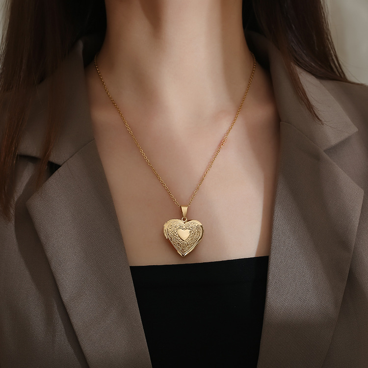 European and American Cross-Border Valentine's Day Jewelry, High-End Heart Necklace, Creative Gift, Peach Heart Photo Frame Pendant, Clavicle Chain for Women