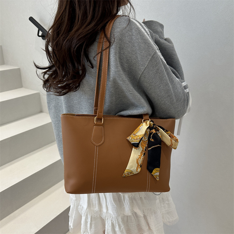 Retro alta sensación de bolso de viaje 2025 primavera y verano nuevo estilo versátil ins bolso de hombro de trabajo de color sólido bolso especial