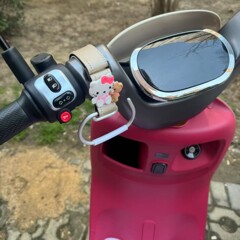 電気自動車の雅迪エマ飛行機は置物を通用して穴を開けないで2025新型のアニメの顔の価値の多機能の神器にします。
