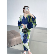 褶皱设计感法式时尚印花蝙蝠袖连衣裙女V领宽松显瘦气质懒人长裙