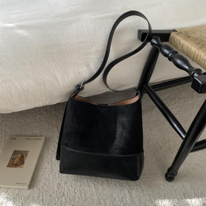 Bolsa de cubo de peluche retro de gamuza para mujeres 2025 nuevo hombro bolso de brazo mochila de gran capacidad bolsa de viaje