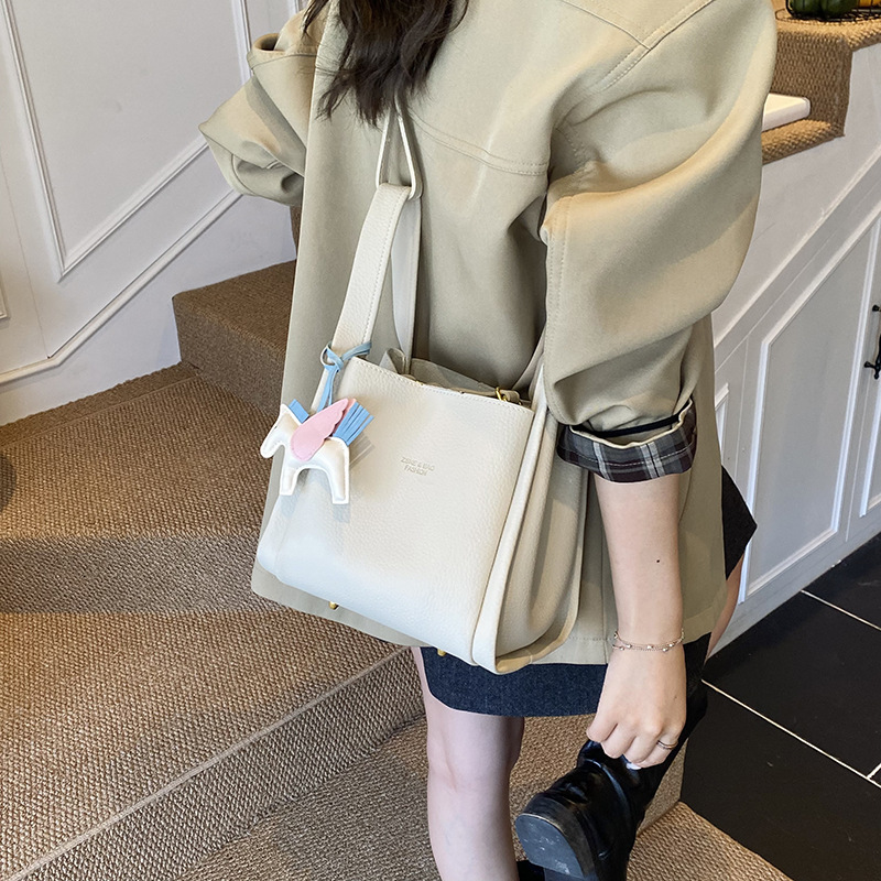 Bagos de cubo de nicho de alta calidad bolsos de mano para mujeres otoño 2025 nuevo paquete de cestas de hombro para niños bolsos de mano