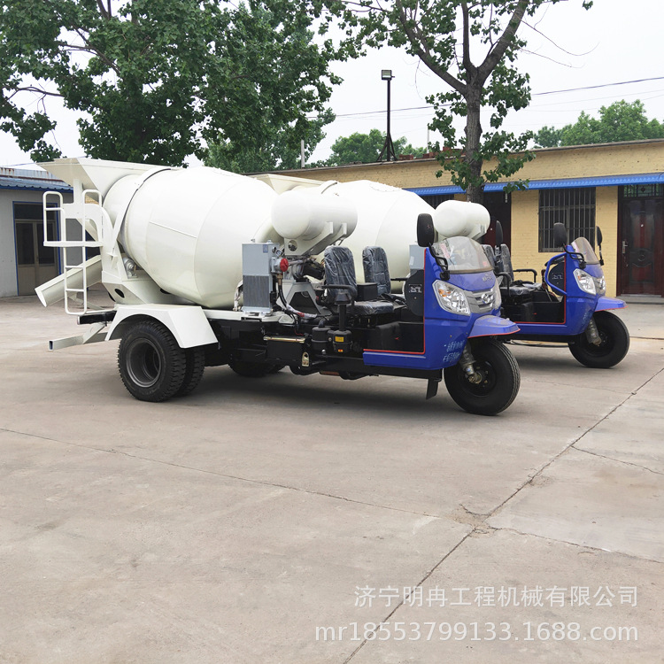 三轮搅拌罐车