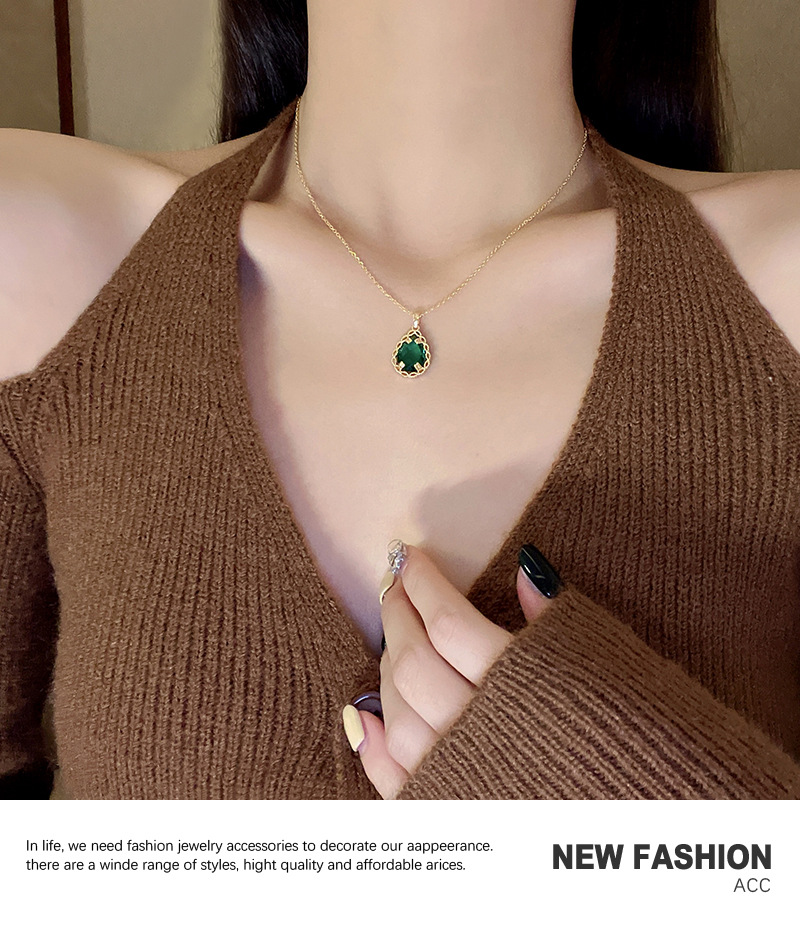 Retro Titan Stahl Halskette Weibliche Smaragd Anhänger Licht Luxus Schlüsselbeinkette display picture 4