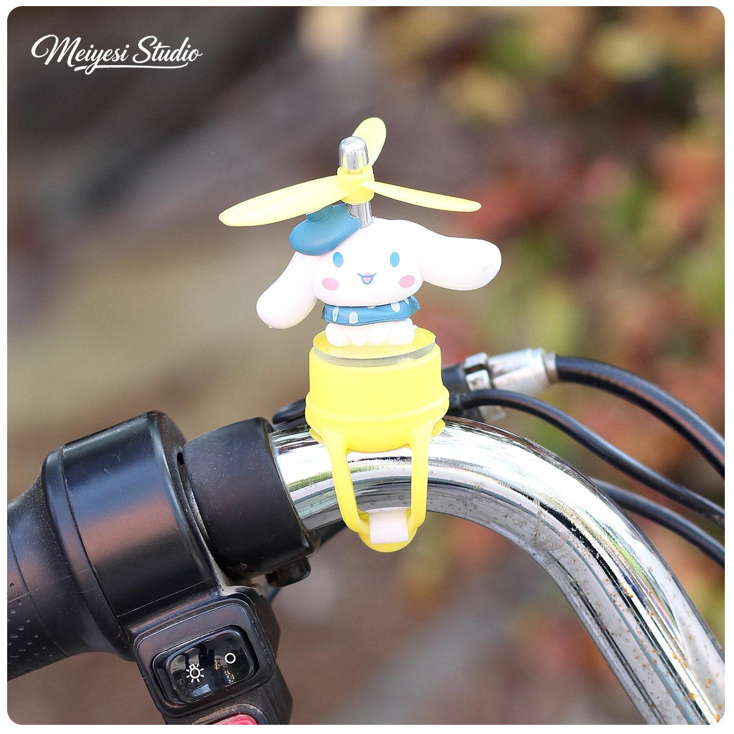 Cute molino de viento bicicleta coche de batería decoración accesorios para automóviles eléctricos muñecas de motocicleta muñecas decoración colgante