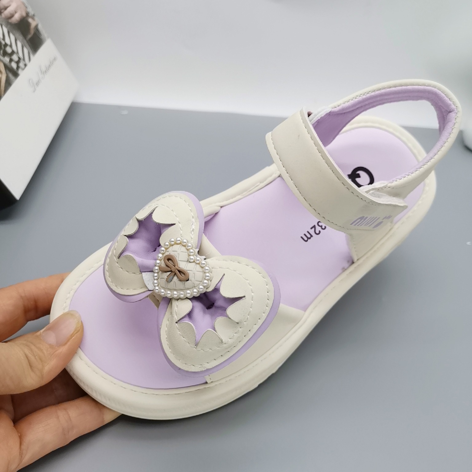 Sandalias para niñas estilo de verano 2025 estilo caliente zapatos de playa para niños zapatos de verano nuevos zapatos para niñas zapatos de princesa de estilo occidental