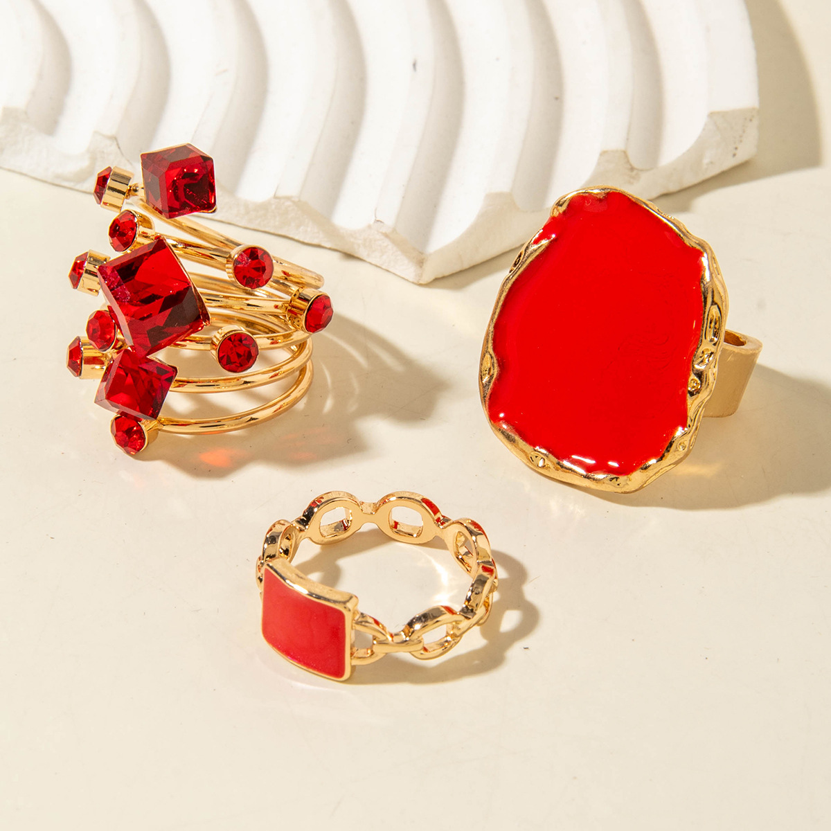 Set di anelli importanti rossi e oro, anelli impilabili in smalto e cristallo di ispirazione vintage, gioielli retrò audaci per donne, feste e regali_voghion.com