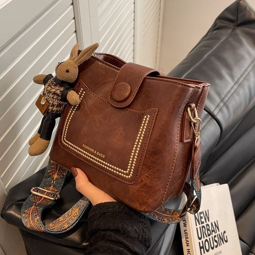 Niche design fashion retro all-match commuting one-shoulder crossbody bag for women 2024 new high-end texture bucket bag