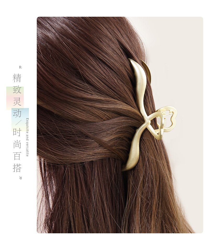 55g Weight Headwear Classification Metal Material Women'S Gender Plating Design Fashion Style Gold, Silver Color Fashion Heart-shape Metal Hair Clip Wholesale 4