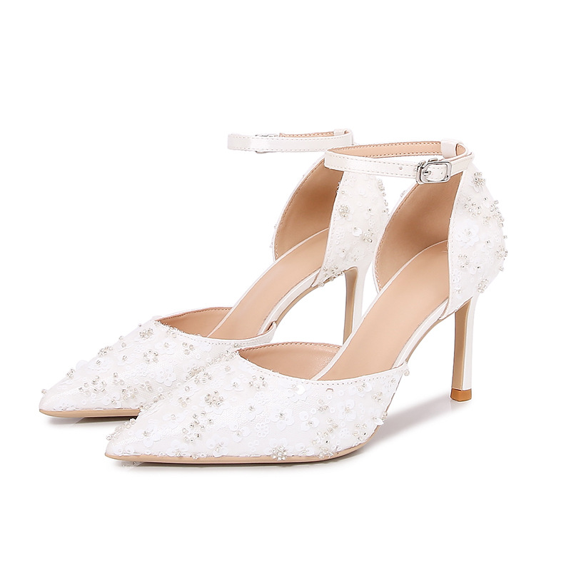 Nuevas sandalias huecas francesas de verano 2023 en blanco femenino con cuentas en tacones altos, sandalias puntiagudas y zapatos de boda finos