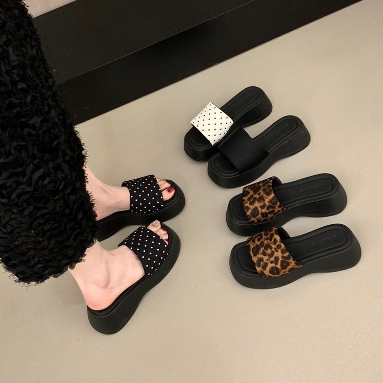 �����OӋ��һ����͹�@���������������y��ɫ�ڲ��c��ɫ������
