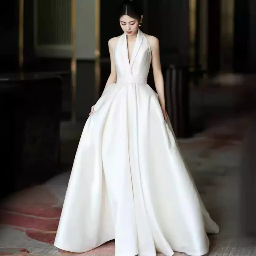 新款缎面挂脖轻婚纱拖尾白色高级感婚纱礼服新娘迎宾出门纱轻奢风