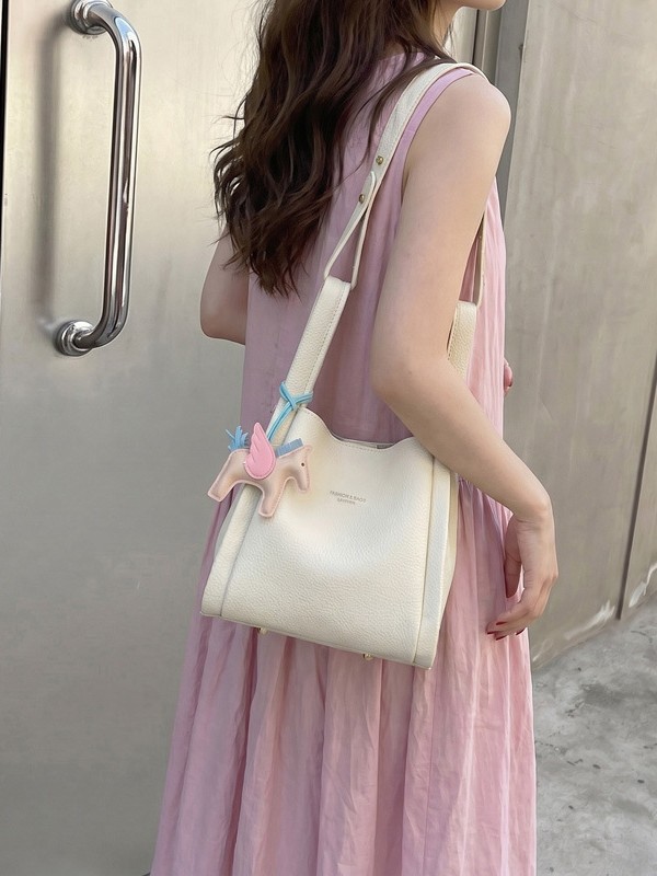Este año popular simple bolso de cubo portátil para mujeres 2026 nuevo estilo de alto nivel lichi estampado lujoso mochila de hombro