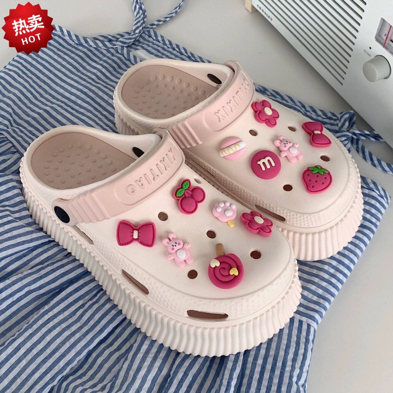 Летняя студентка носит песчаные тапочки снаружи