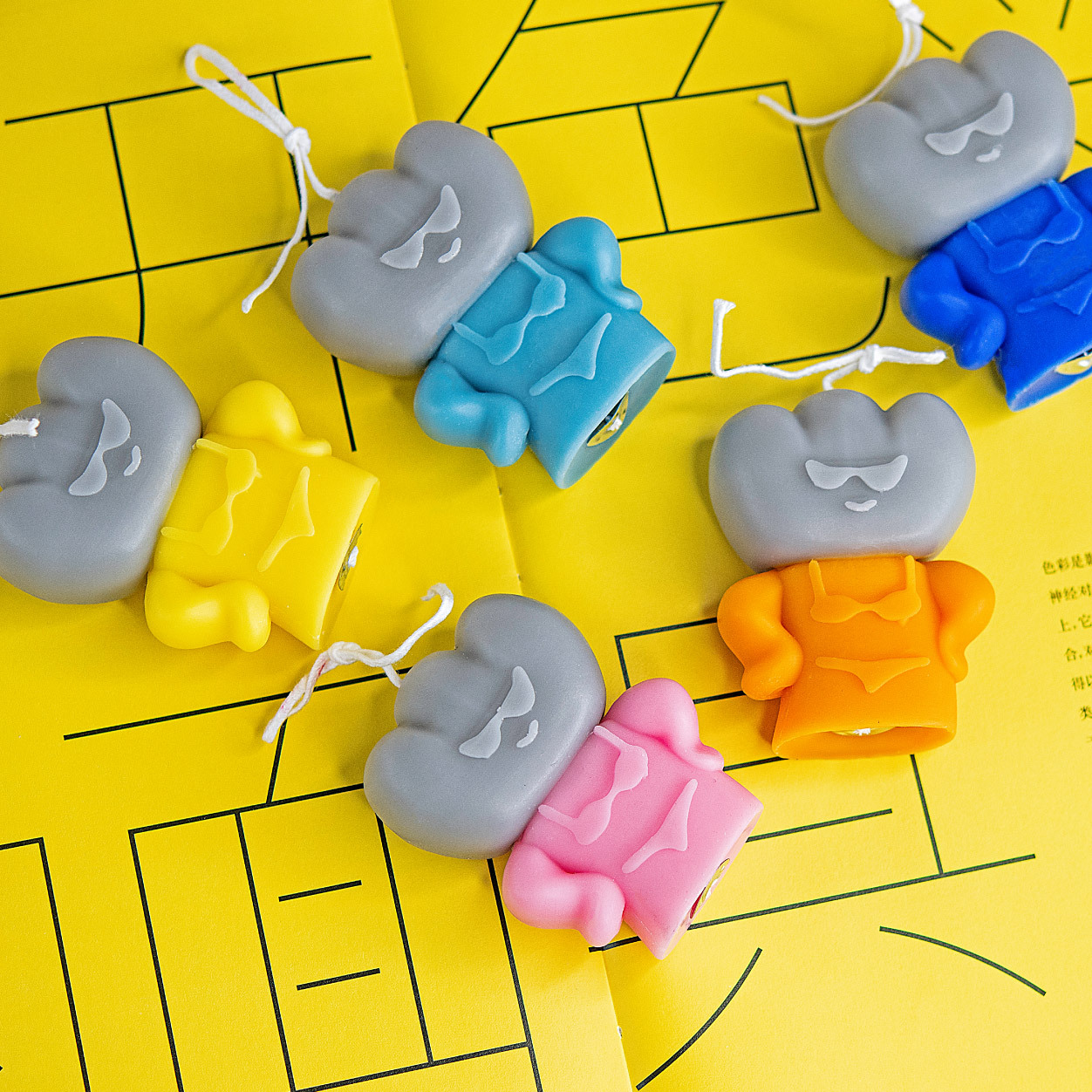 Lindo divertido bikini villano forma vela regalo para los niños decoración del hogar Venta caliente al por mayor