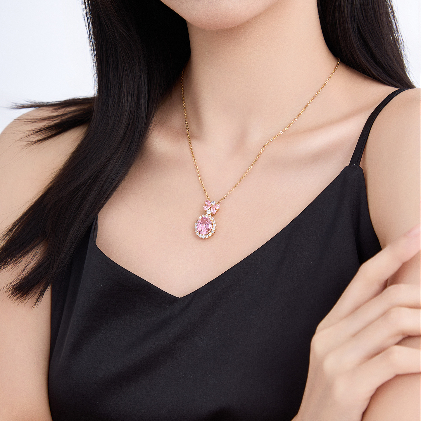 Xuping serie de collar de mariposa elíptica geométrica aleación de cobre chapado 18k color retro elegante ligero collar de lujo para mujeres