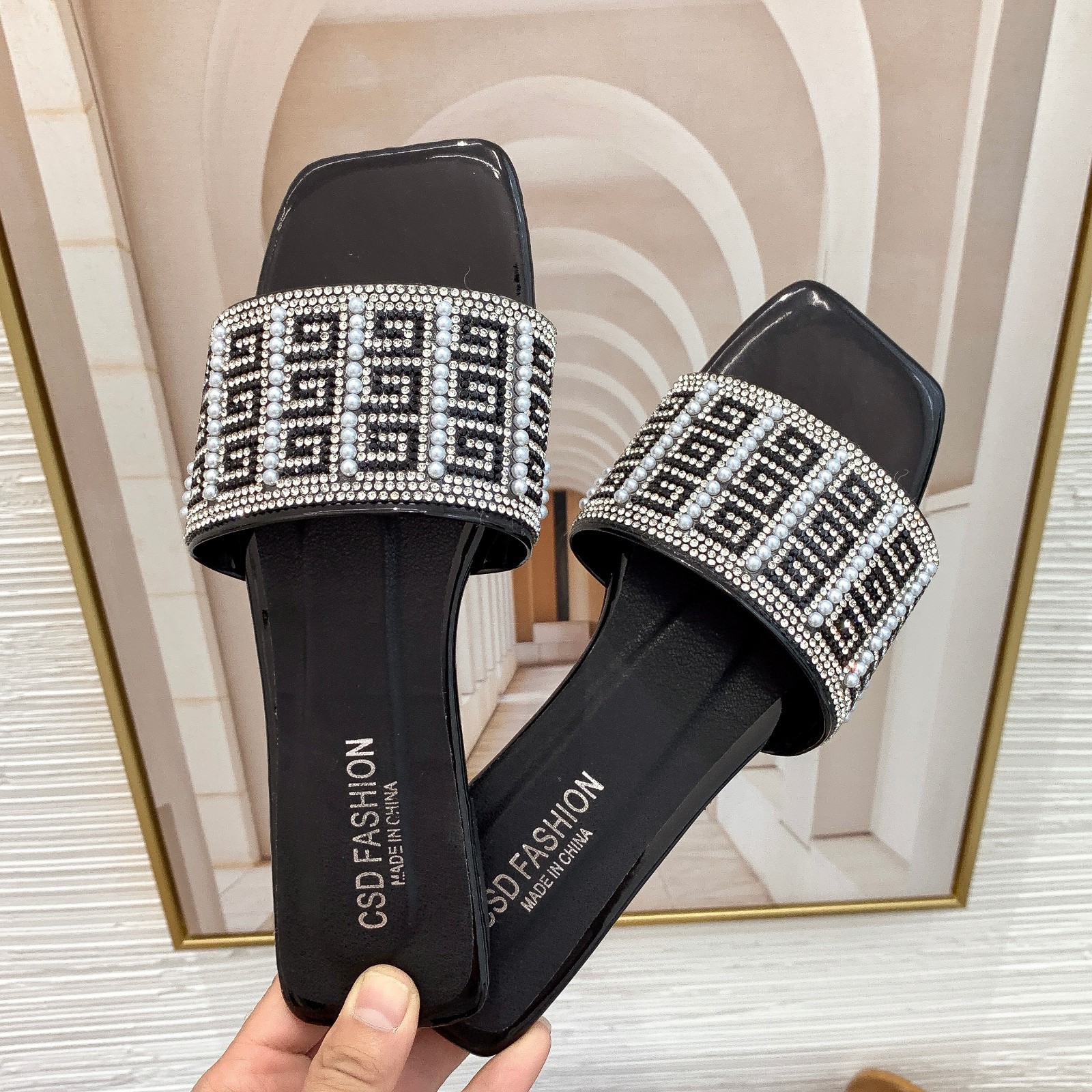 2024 Grote maat sandalen, langetermijnproductie voor dames van Koreaanse versie met strass steentjes met vierkante kop, platte bodem,_voghion.com